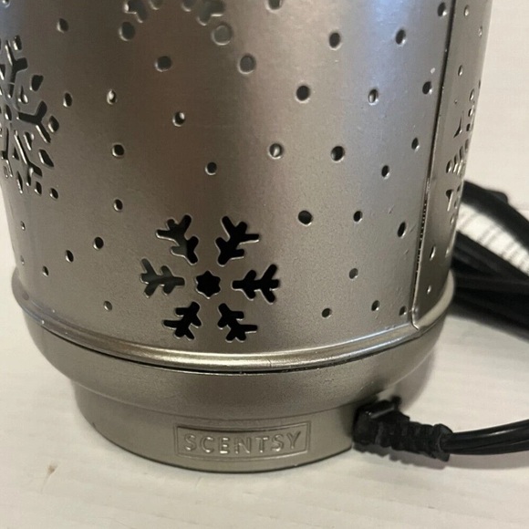 Scentsy Solitude Snowflakes Rustic Farmhouse Wax Warmer Retired - Christmas - Picture 5 of 5